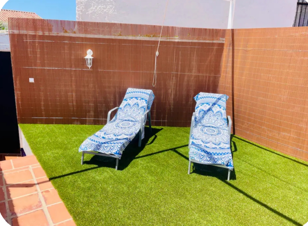 ADOSADO EN CAPISTRANO CON 3 PISCINAS COMUNITARIAS