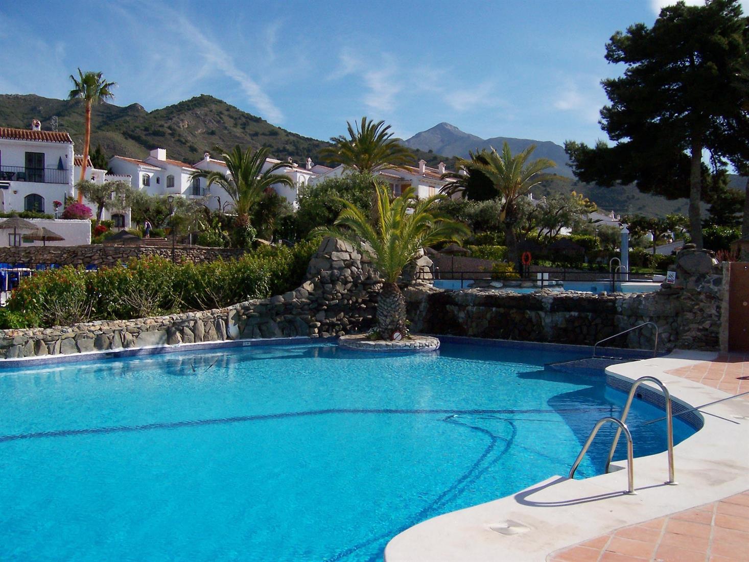MAISON DE VILLE À CAPISTRANO AVEC 3 PISCINES COMMUNAUTAIRES
