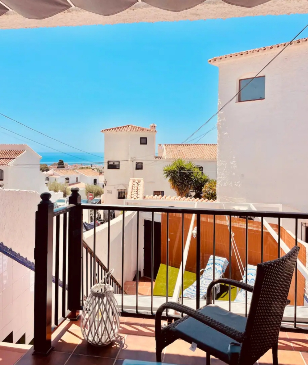 ADOSADO EN CAPISTRANO CON 3 PISCINAS COMUNITARIAS