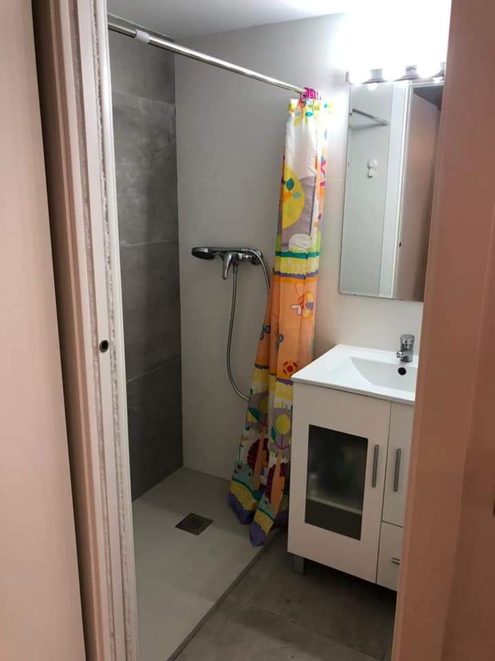 HAUS MIT ZWEI SCHLAFZIMMERN UND KLEIM POOL IN WOHNGEBIET