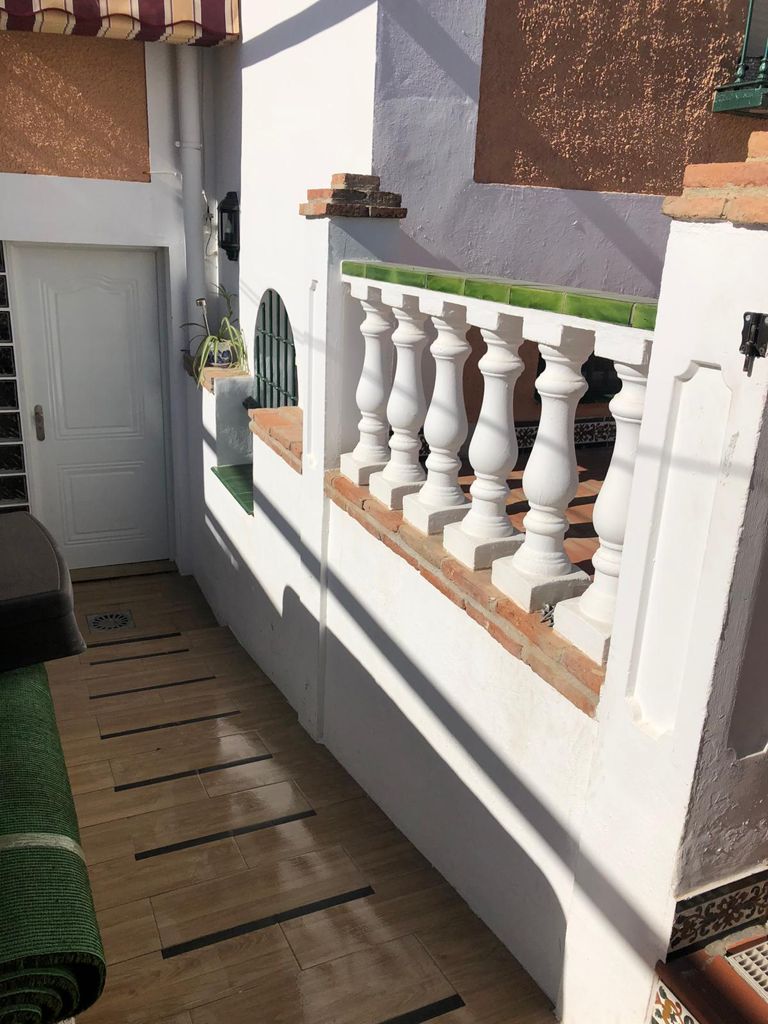 HAUS MIT ZWEI SCHLAFZIMMERN UND KLEIM POOL IN WOHNGEBIET