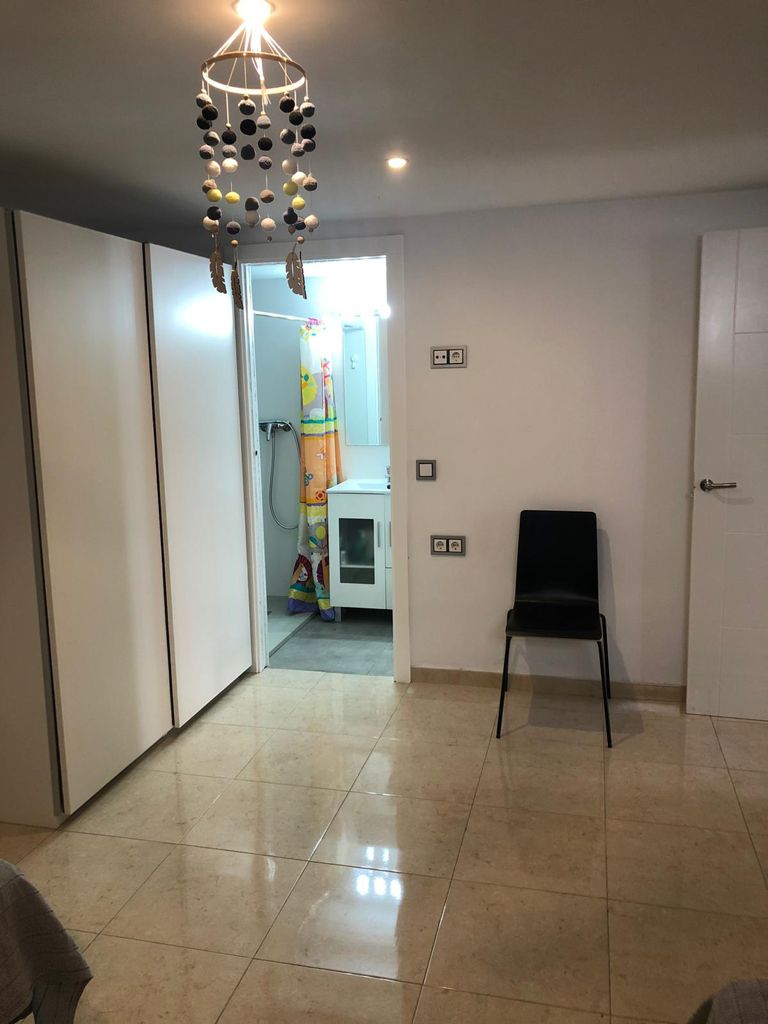 HAUS MIT ZWEI SCHLAFZIMMERN UND KLEIM POOL IN WOHNGEBIET