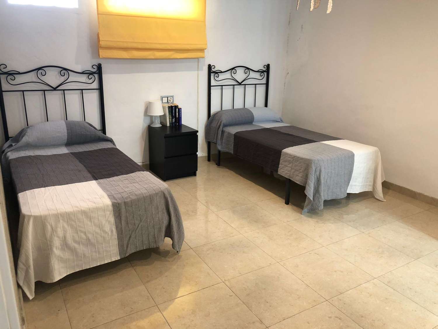 HAUS MIT ZWEI SCHLAFZIMMERN UND KLEIM POOL IN WOHNGEBIET