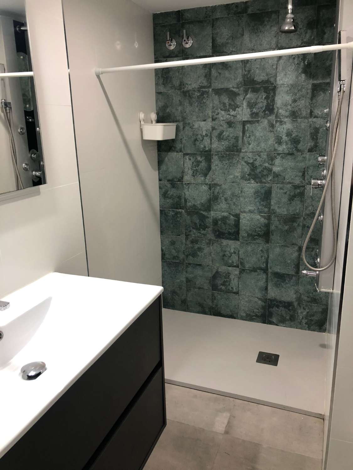 HAUS MIT ZWEI SCHLAFZIMMERN UND KLEIM POOL IN WOHNGEBIET