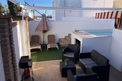 HAUS MIT ZWEI SCHLAFZIMMERN UND KLEIM POOL IN ...