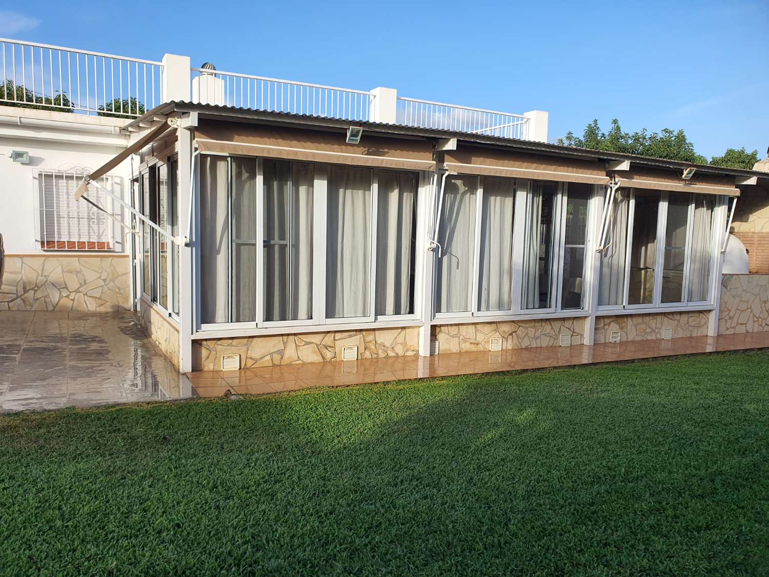 SCHÖNES LANDHAUS, GRÜNFLÄCHE, POOL UND PARKPLATZ.