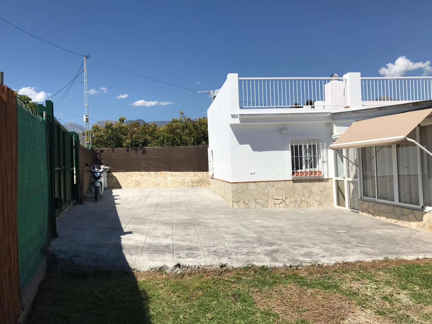 SCHÖNES LANDHAUS, GRÜNFLÄCHE, POOL UND PARKPLATZ.