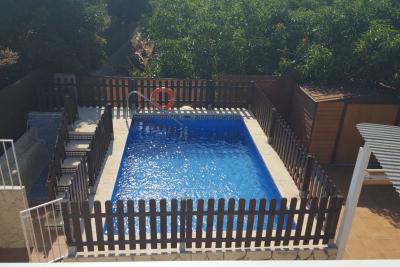 SCHÖNES LANDHAUS, GRÜNFLÄCHE, POOL UND PARKPLA...