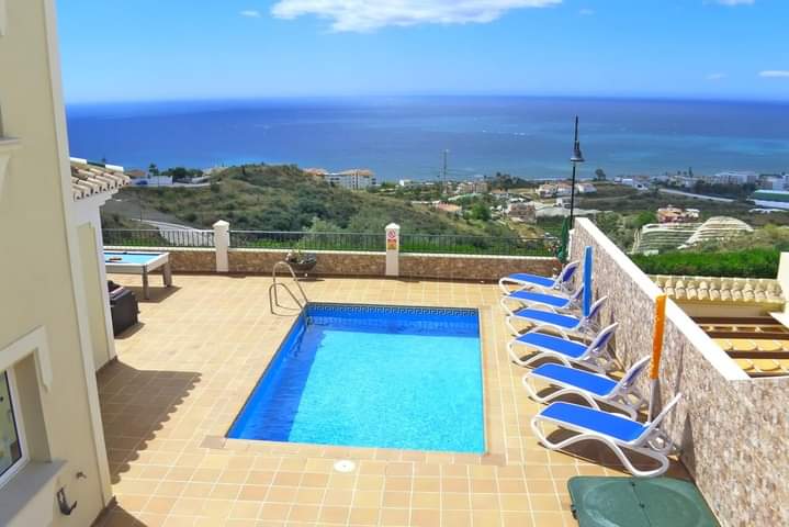 VILLA MIT DREI SCHLAFZIMMERN, DREI BADEZIMMERN, GROßER TERRASSE MIT POOL UND BEEINDRUCKENDEM AUSSICHT