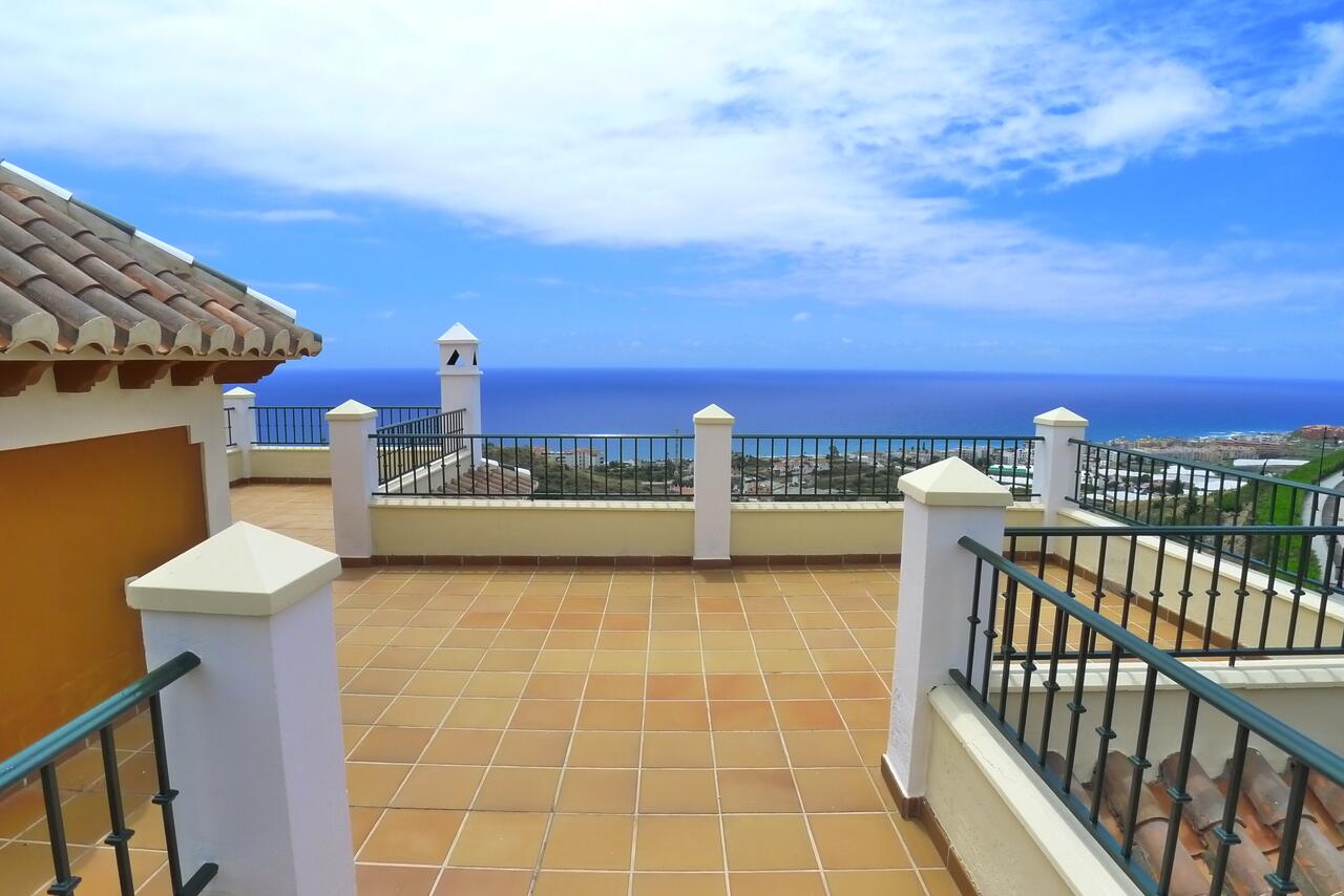 VILLA MIT DREI SCHLAFZIMMERN, DREI BADEZIMMERN, GROßER TERRASSE MIT POOL UND BEEINDRUCKENDEM AUSSICHT