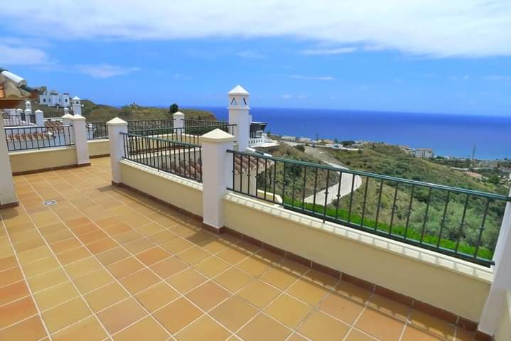 VILLA MIT DREI SCHLAFZIMMERN, DREI BADEZIMMERN, GROßER TERRASSE MIT POOL UND BEEINDRUCKENDEM AUSSICHT