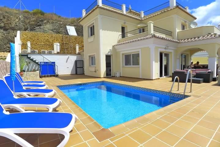 VILLA MIT DREI SCHLAFZIMMERN, DREI BADEZIMMERN, GROßER TERRASSE MIT POOL UND BEEINDRUCKENDEM AUSSICHT