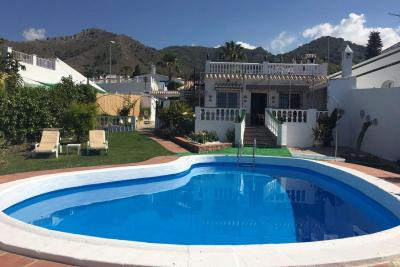 VILLA MIT DREI SCHLAFZIMMERN MIT GROßEM GARTEN...