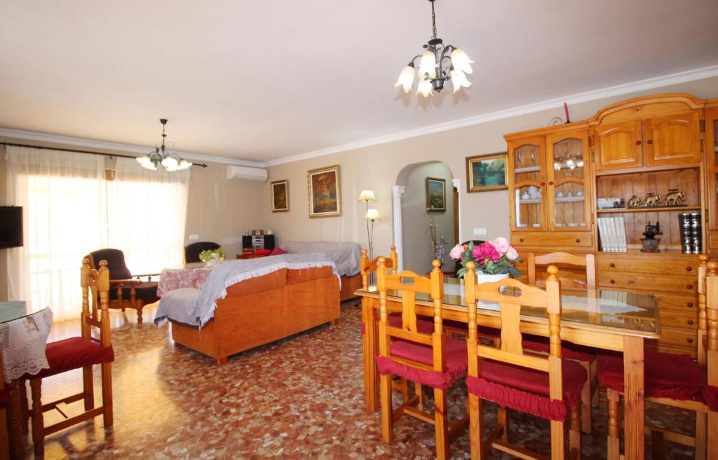 LANDHAUS MIT DREI SCHLAFZIMMERN IN TORROX MIT PRIVATEM POOL