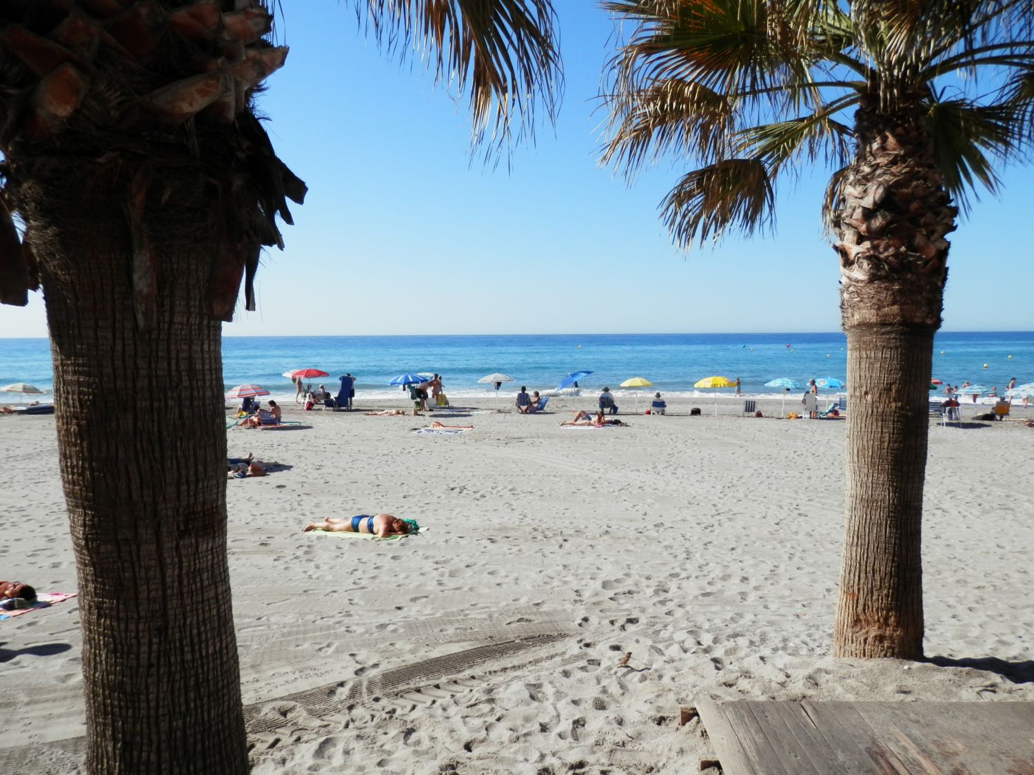 LEILIGHET KAPASITET FIRE PERSONER 40 METER FRA TORRECILLAS STRANDEN