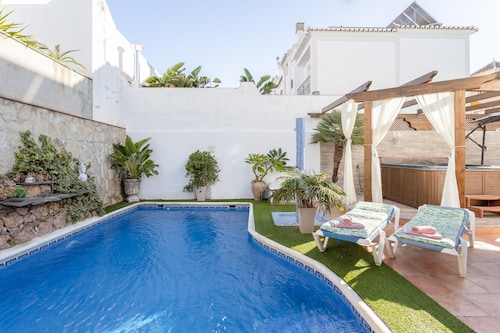 ADOSADO DE TRES DORMITORIOS CON JACUZZI Y PISCINA PRIVADA