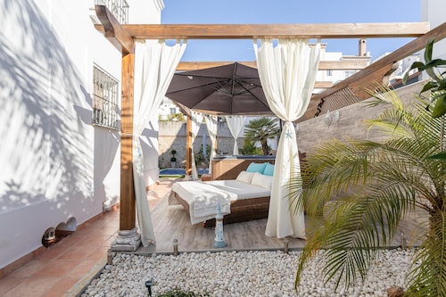 ADOSADO DE TRES DORMITORIOS CON JACUZZI Y PISCINA PRIVADA