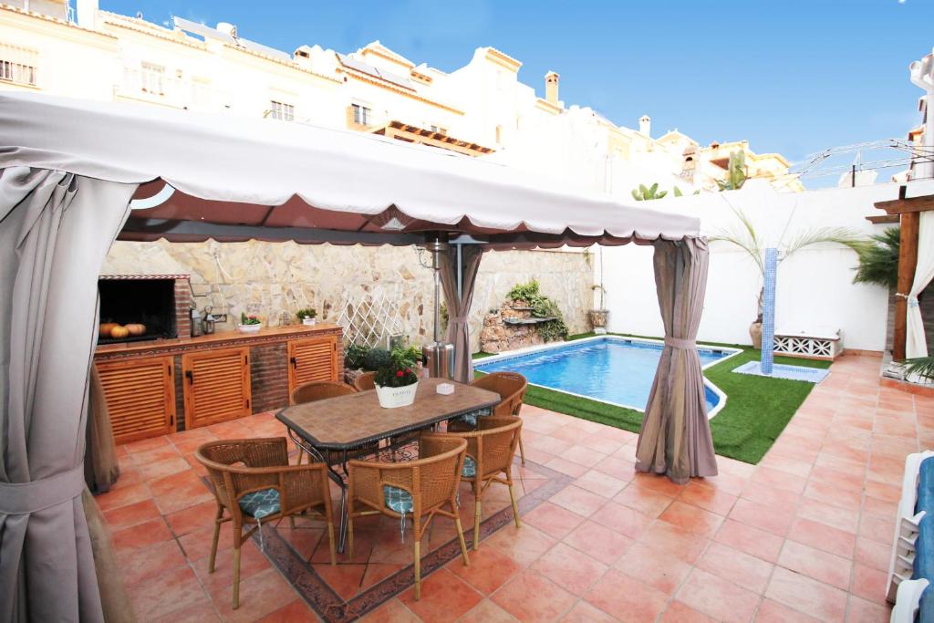 ADOSADO DE TRES DORMITORIOS CON JACUZZI Y PISCINA PRIVADA