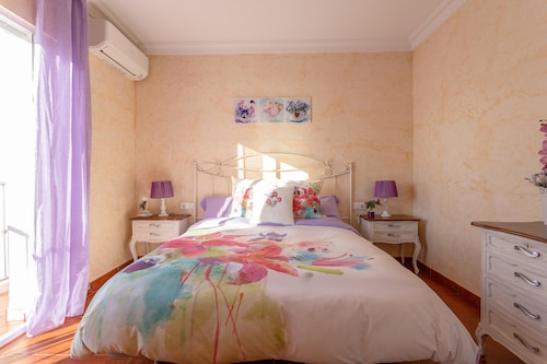 ADOSADO DE TRES DORMITORIOS CON JACUZZI Y PISCINA PRIVADA