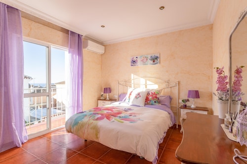 ADOSADO DE TRES DORMITORIOS CON JACUZZI Y PISCINA PRIVADA