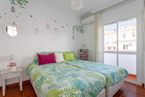 ADOSADO DE TRES DORMITORIOS CON JACUZZI Y PISCINA PRIVADA