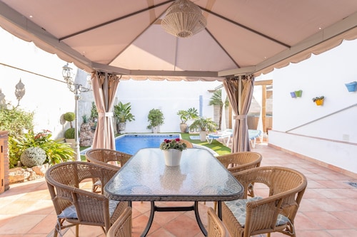 ADOSADO DE TRES DORMITORIOS CON JACUZZI Y PISCINA PRIVADA