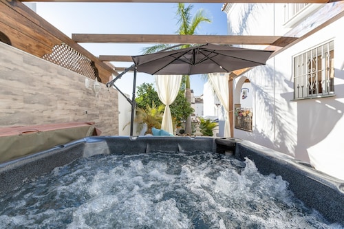 ADOSADO DE TRES DORMITORIOS CON JACUZZI Y PISCINA PRIVADA