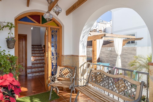 ADOSADO DE TRES DORMITORIOS CON JACUZZI Y PISCINA PRIVADA