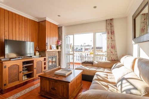 ADOSADO DE TRES DORMITORIOS CON JACUZZI Y PISCINA PRIVADA