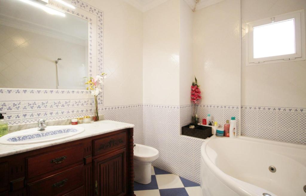 ADOSADO DE TRES DORMITORIOS CON JACUZZI Y PISCINA PRIVADA