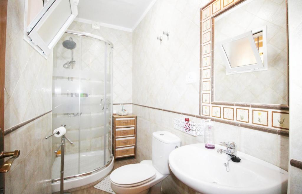 ADOSADO DE TRES DORMITORIOS CON JACUZZI Y PISCINA PRIVADA