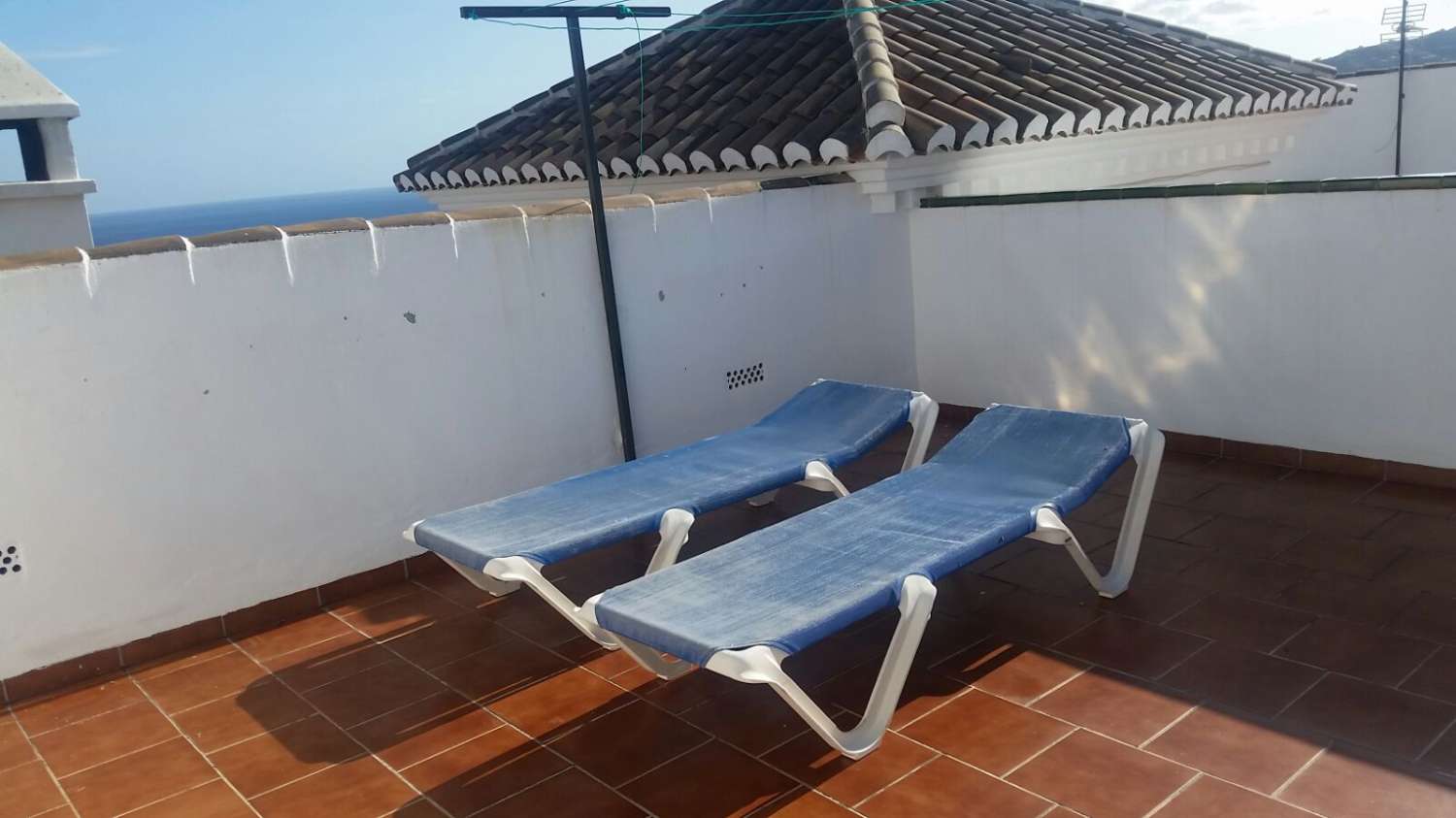 ADOSADO DE TRES DORMITORIOS CON JACUZZI Y PISCINA PRIVADA