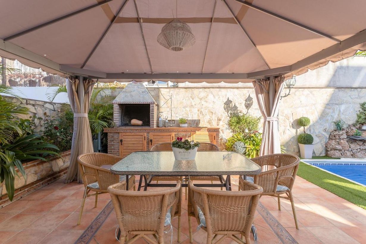 ADOSADO DE TRES DORMITORIOS CON JACUZZI Y PISCINA PRIVADA