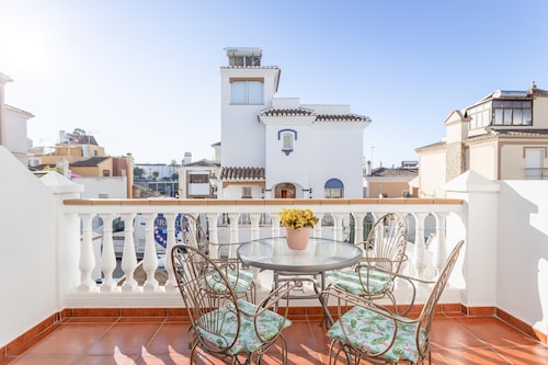ADOSADO DE TRES DORMITORIOS CON JACUZZI Y PISCINA PRIVADA