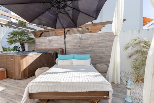ADOSADO DE TRES DORMITORIOS CON JACUZZI Y PISCINA PRIVADA