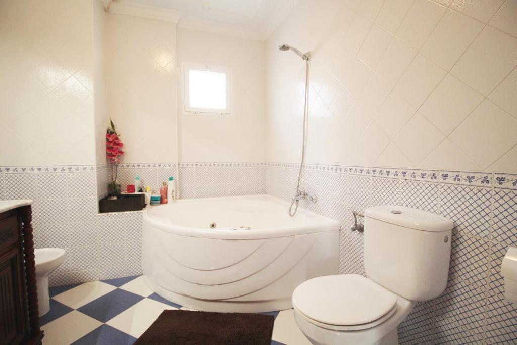ADOSADO DE TRES DORMITORIOS CON JACUZZI Y PISCINA PRIVADA