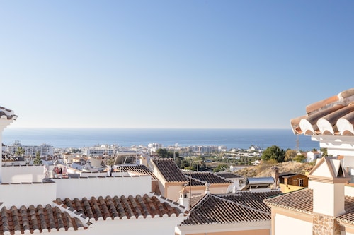 ADOSADO DE TRES DORMITORIOS CON JACUZZI Y PISCINA PRIVADA