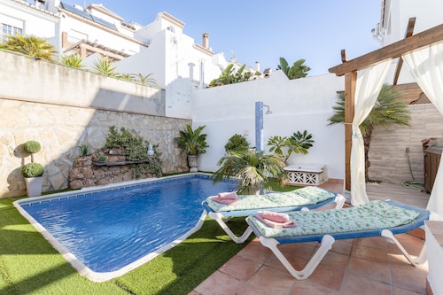 ADOSADO DE TRES DORMITORIOS CON JACUZZI Y PISCINA PRIVADA