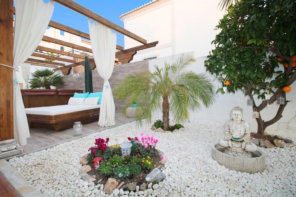 ADOSADO DE TRES DORMITORIOS CON JACUZZI Y PISCINA PRIVADA