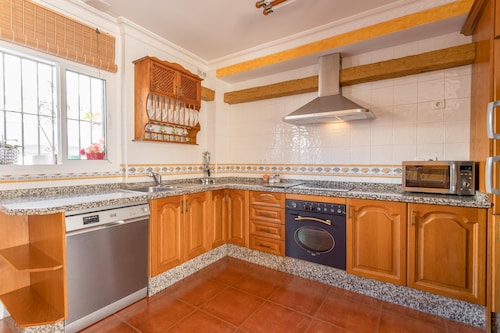 ADOSADO DE TRES DORMITORIOS CON JACUZZI Y PISCINA PRIVADA