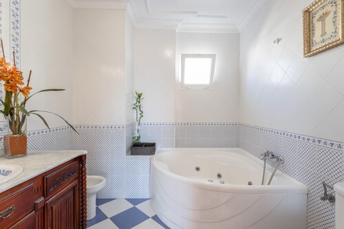 ADOSADO DE TRES DORMITORIOS CON JACUZZI Y PISCINA PRIVADA