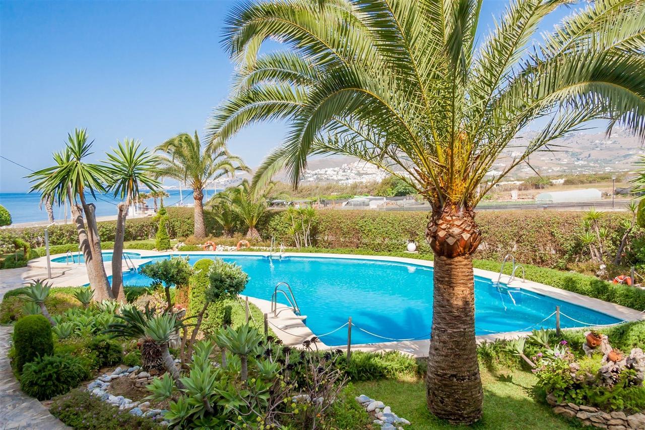 APARTAMENTO CON PISCINA COMUNITARIA JUNTO A PLAYA EL PLAYAZO