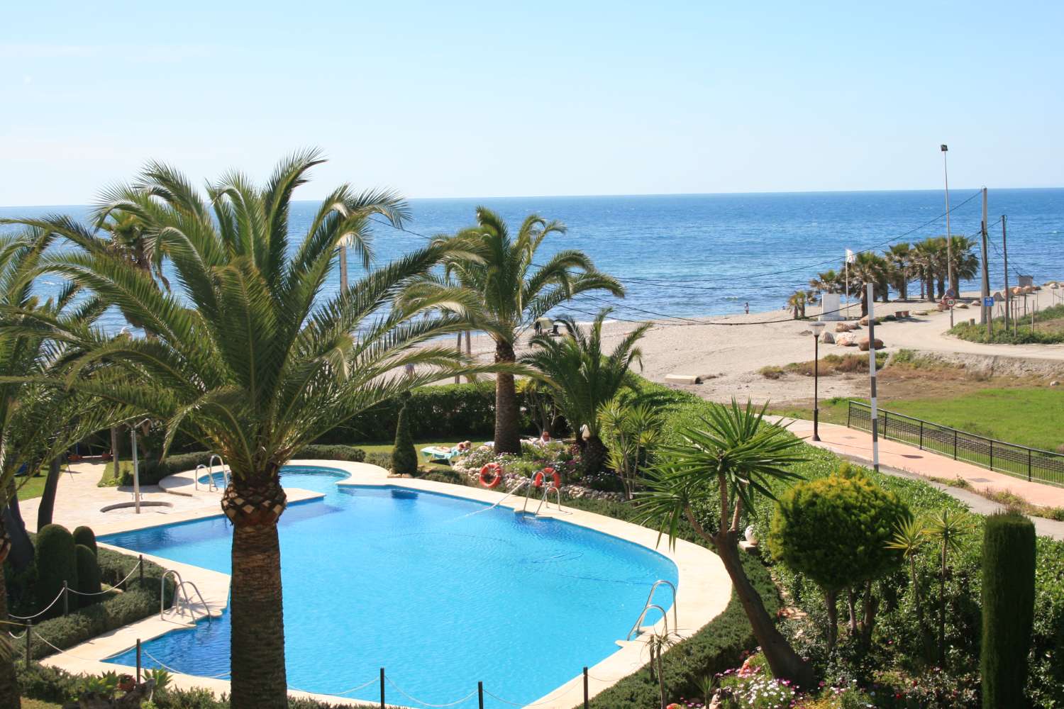 APARTAMENTO CON PISCINA COMUNITARIA JUNTO A PLAYA EL PLAYAZO