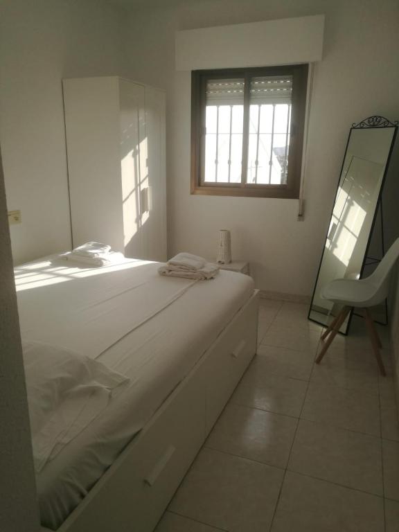 AMPLIA CASA DE 4 DORMITORIOS CON PISCINA