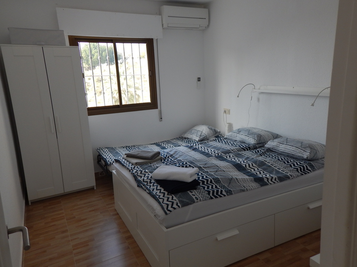 AMPLIA CASA DE 4 DORMITORIOS CON PISCINA