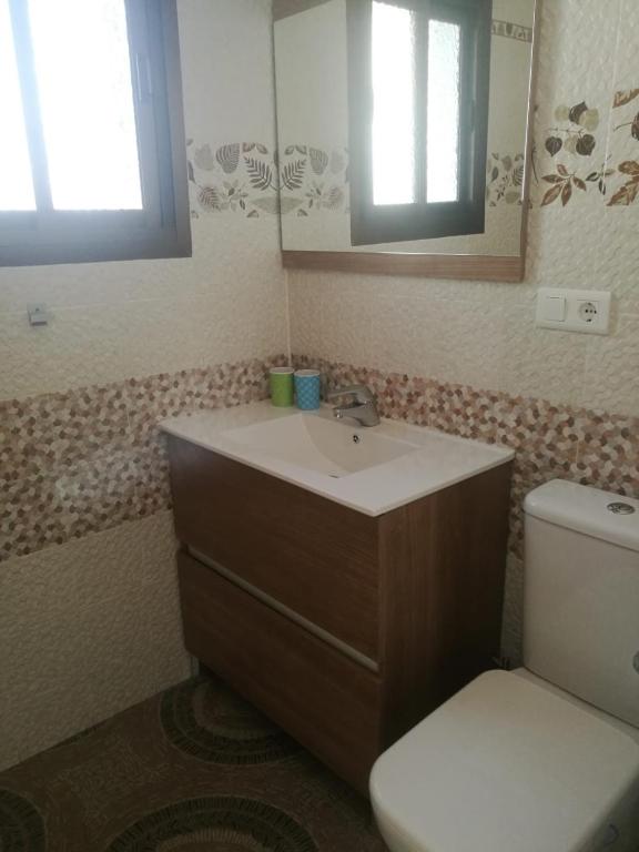 AMPLIA CASA DE 4 DORMITORIOS CON PISCINA