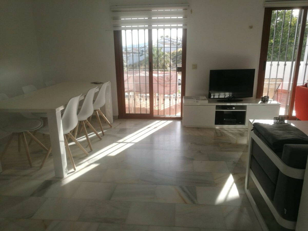 AMPLIA CASA DE 4 DORMITORIOS CON PISCINA