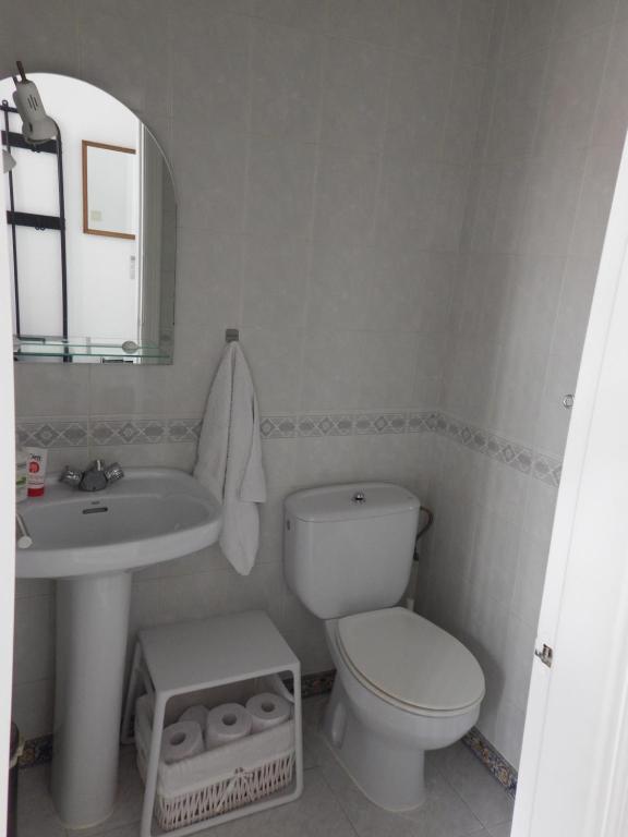 AMPLIA CASA DE 4 DORMITORIOS CON PISCINA