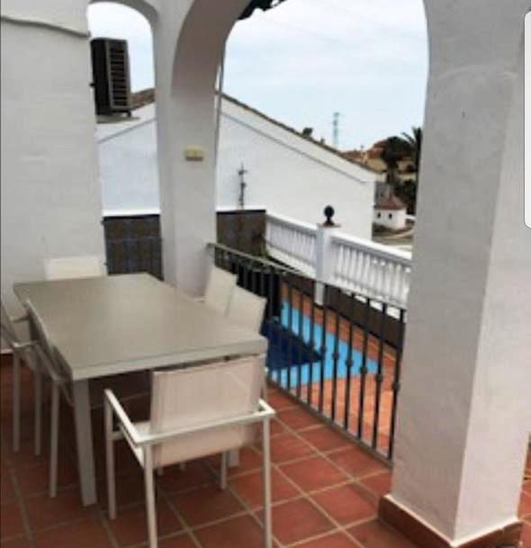 AMPLIA CASA DE 4 DORMITORIOS CON PISCINA