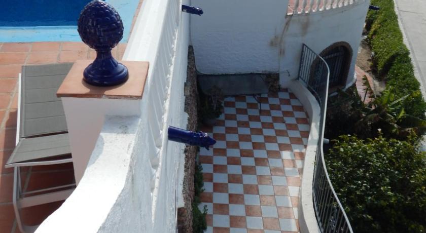 AMPLIA CASA DE 4 DORMITORIOS CON PISCINA